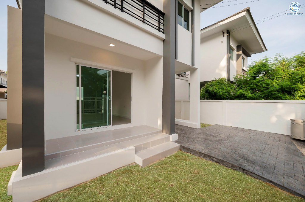 บ้านมือสองตกแต่งใหม่ โครงการ แลนซีโอคริป ปิ่นเกล้า-วงแหวนฯ เนื้อที่กว้าง 35.30 ตร.ว. ฟังก์ชัน 3 ห้องนอน 2 ห้องน้ำ 1 ที่จอดรถ บนทำเลเดินทางสะดวก เชื่อมต่อถนนกาญจนาภิเษก เข้า-ออกได้หลายเส้นทาง  ใกล้รถไฟฟ้าสายสีม่วง "สถานีสามแยกบางใหญ่" และจุดขึ้นทางด่วน "ศรีรัช"...